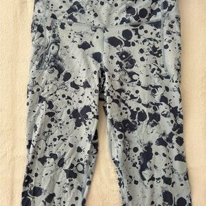 L women’s blue and dark blue spotted sports leggings